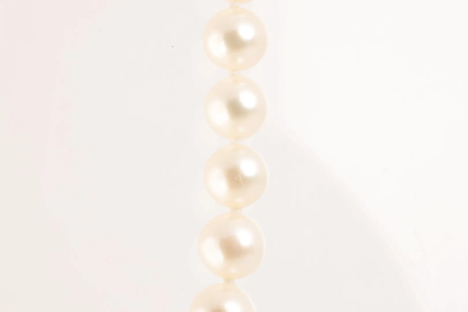 17" Pearl Necklace 14k Yellow Gold Clasp (22.92g.)